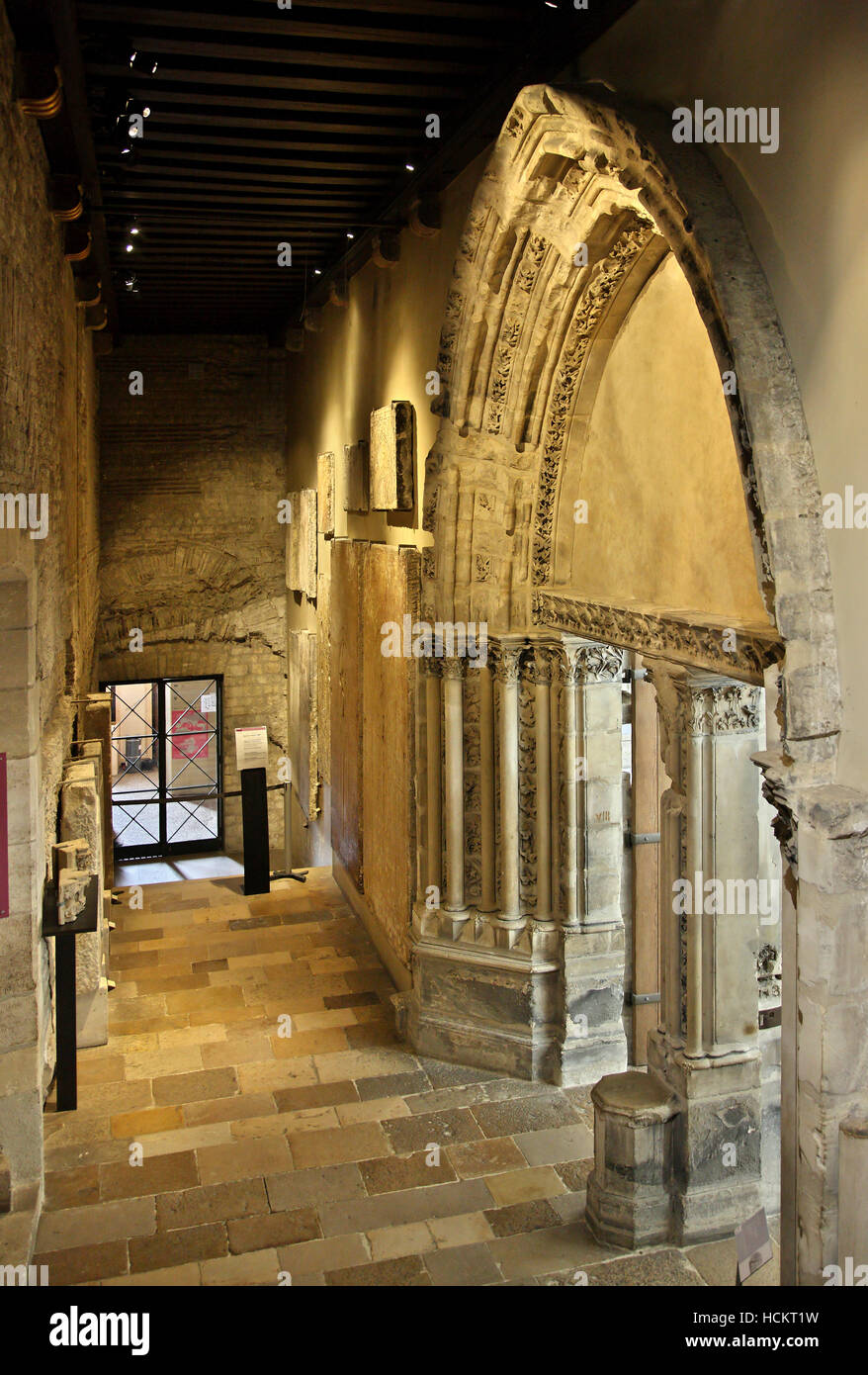 Portale del XIII secolo nel museo medievale (Musée national du Moyen Âge), Quartier Latin, Paris, Francia. Foto Stock