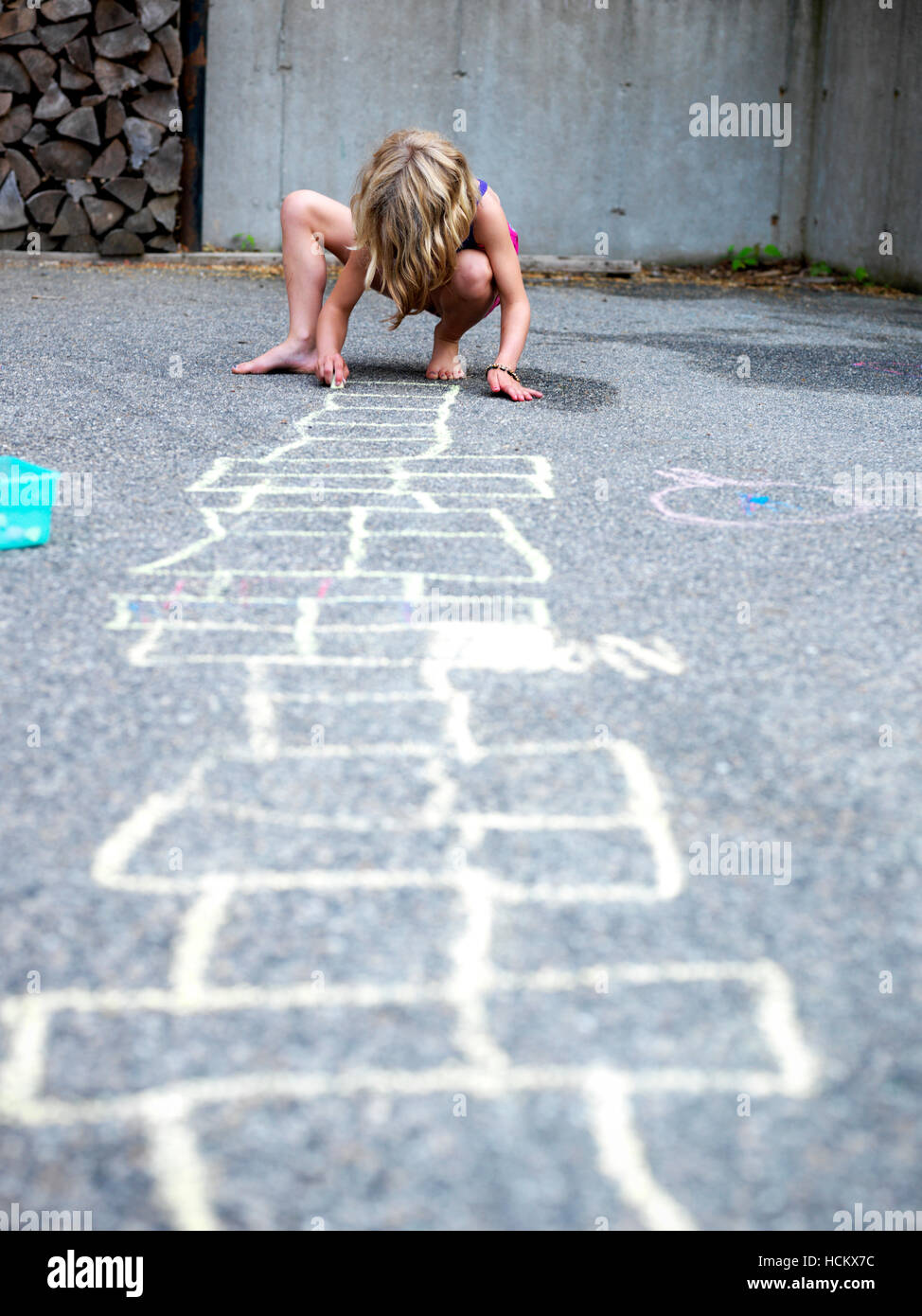 Ragazza rendendo la propria versione di una campana corso. Foto Stock