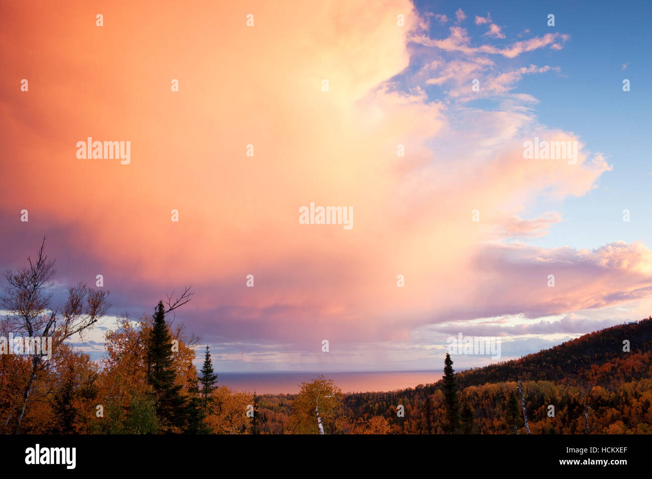 Le nuvole si accendono come l'ultima luce del giorno che brilla sulla riva nord del lago Superior, Minnesota, Autunno 2010. Foto Stock