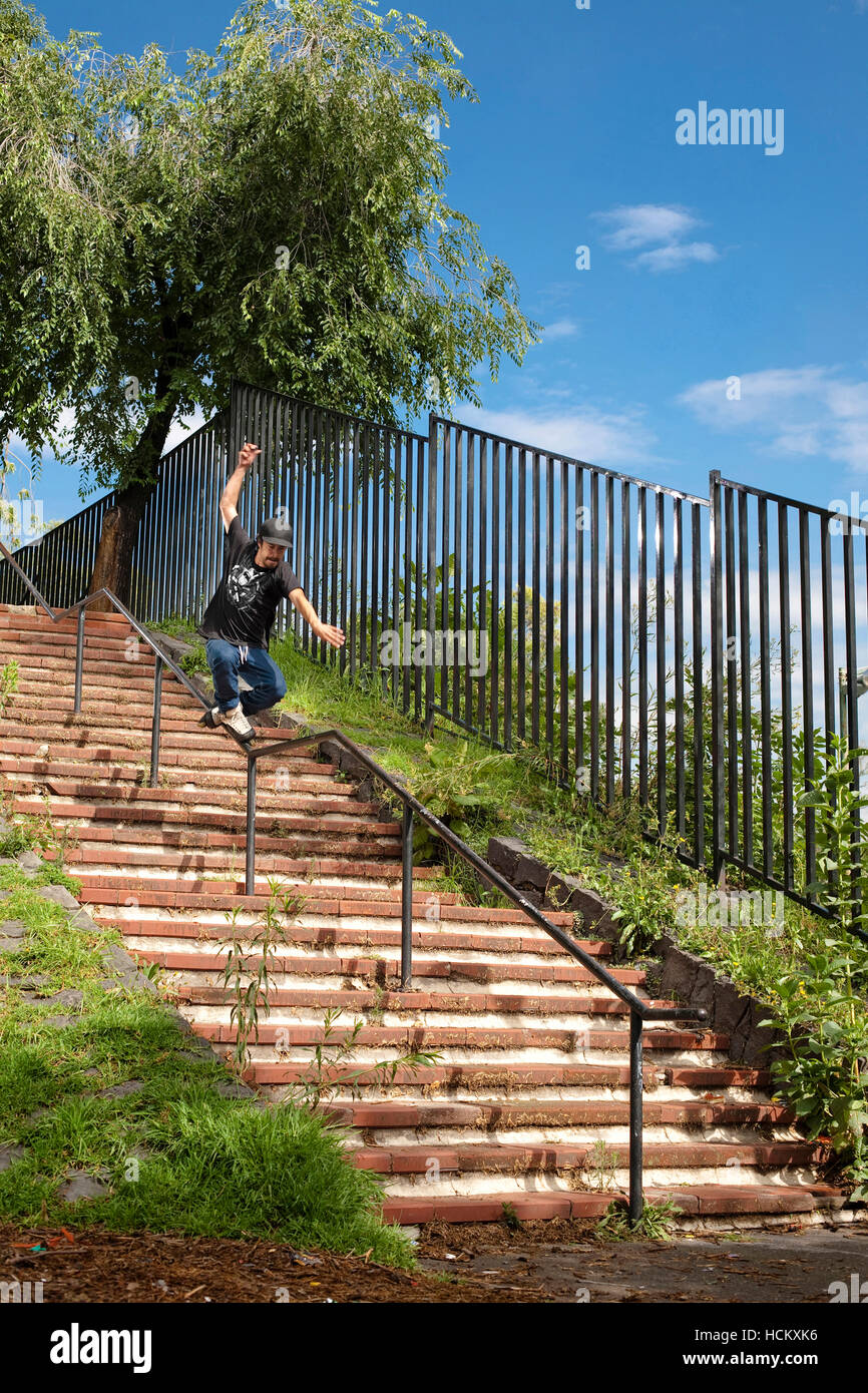 Inline skater Daniel Vallejo vestita di nero scorre una rampa alta a Città del Messico. Foto Stock