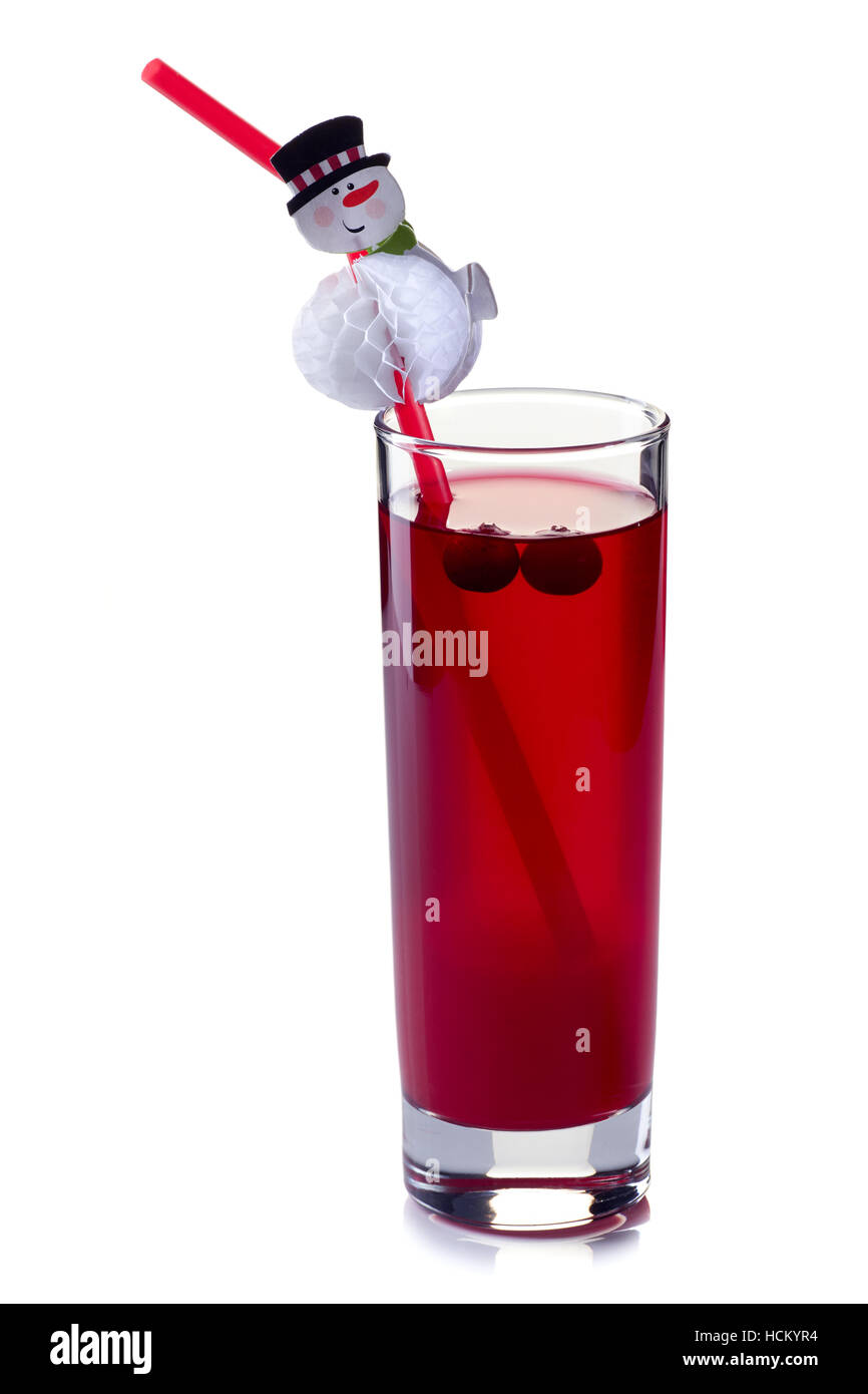 Bicchiere di mirtillo palustre bevanda a base di frutta con pupazzo di paglia su bianco Foto Stock