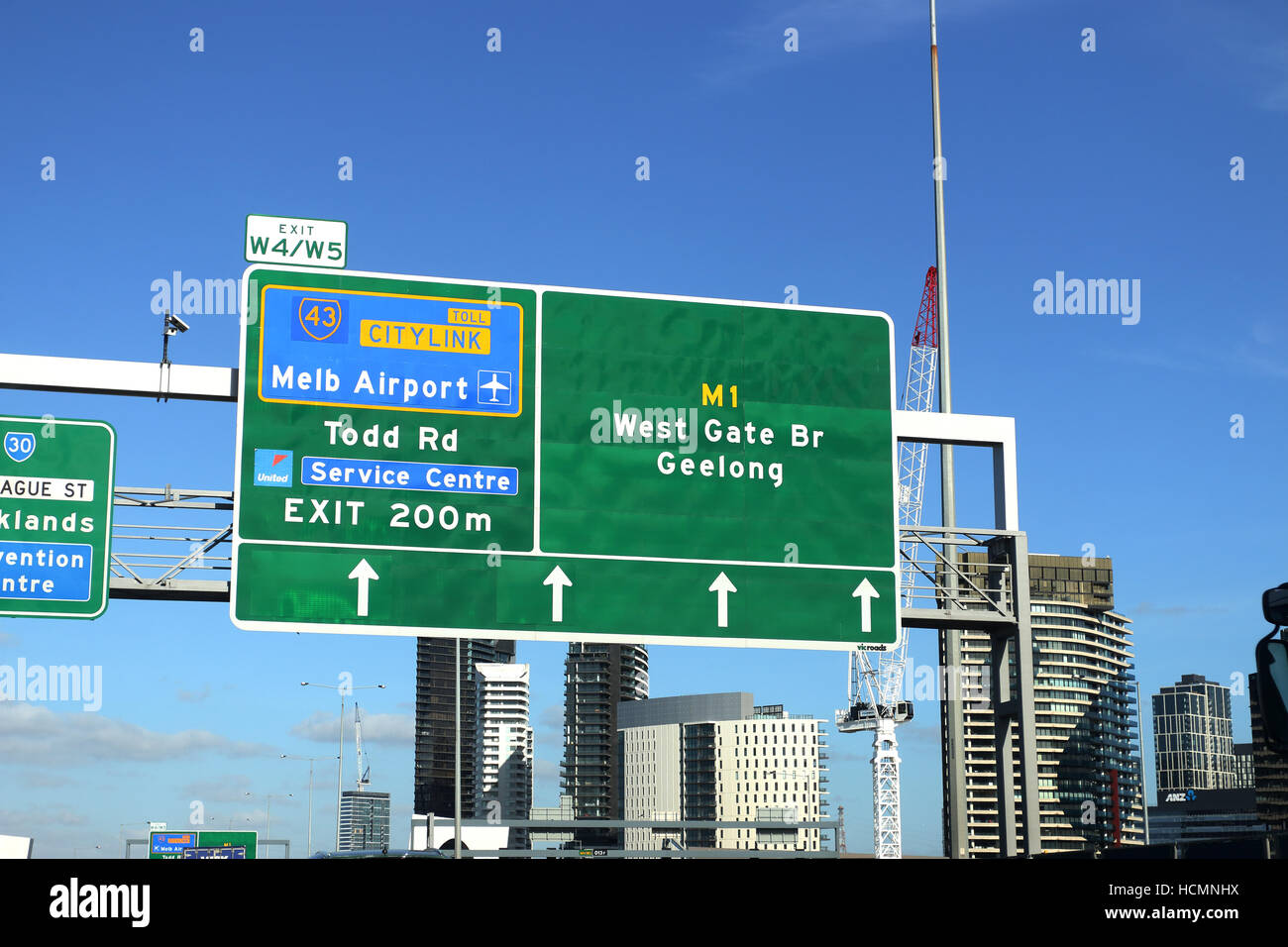 Cartello stradale commissioni all'Aeroporto di Melbourne, Geelong, West Gate Bridge e Todd strada in autostrada di Melbourne Victoria Australia Foto Stock