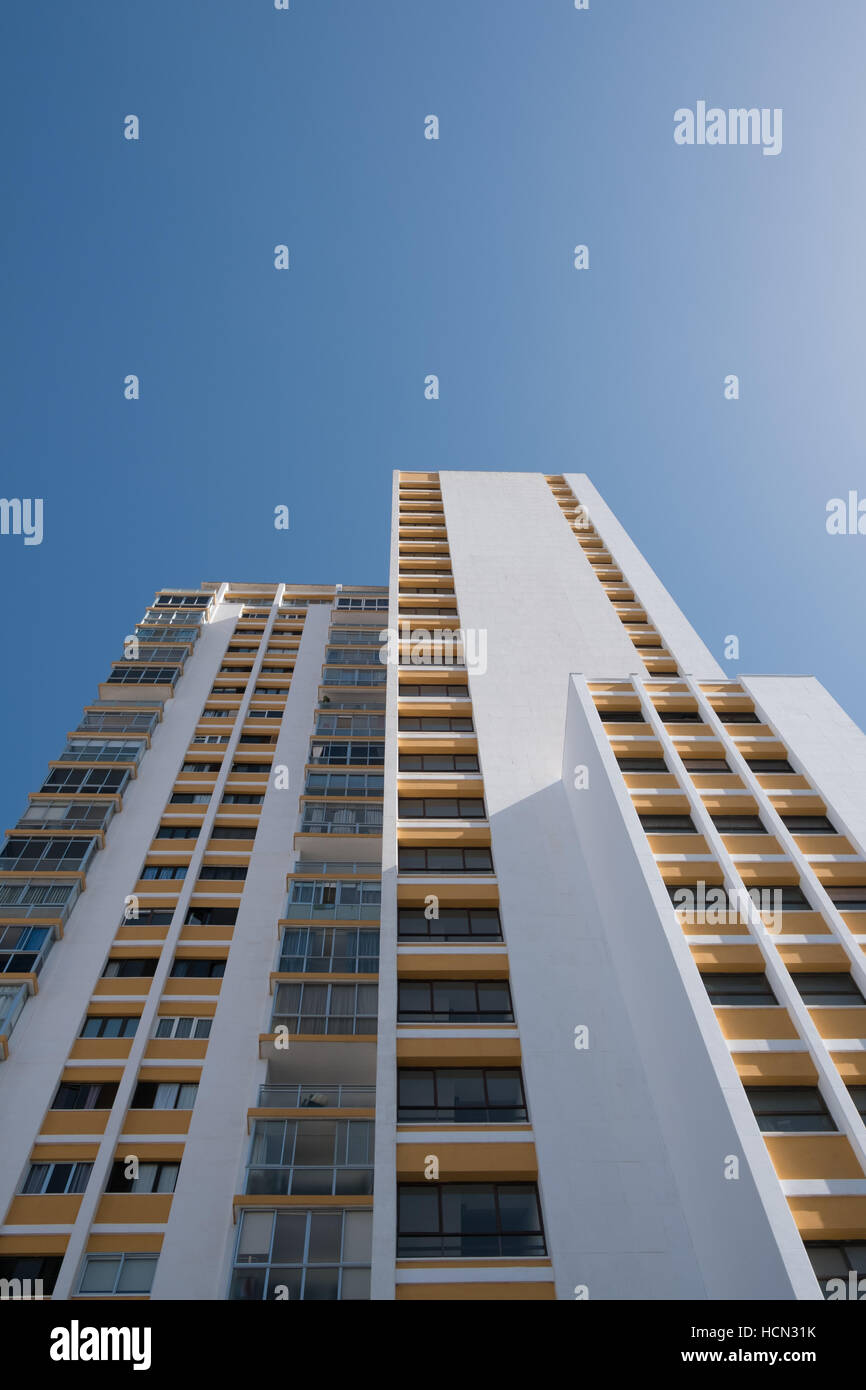 Un edificio bianco sul cielo blu - appartamento facciata di edificio Foto Stock