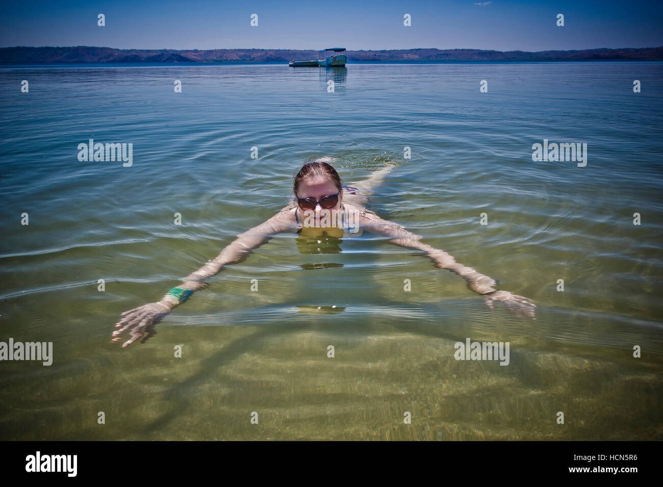 Donna nuoto su una spiaggia a Paapgayo Bay in Costa Rica Foto Stock