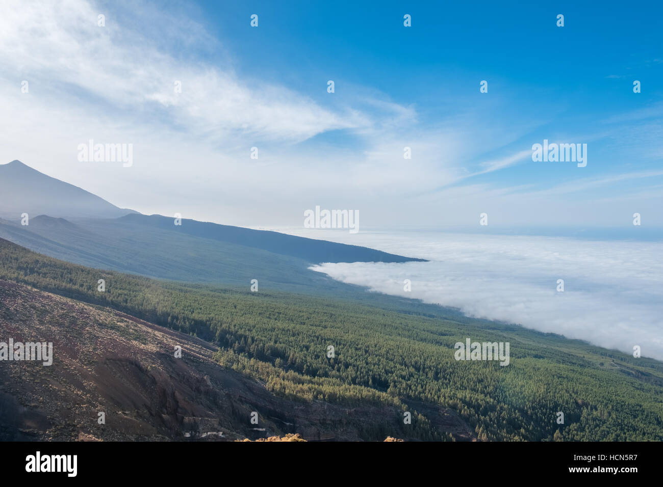 Paesaggio di Tenerife mountain Pico del Teide vertice sopra vista mare di nubi Foto Stock