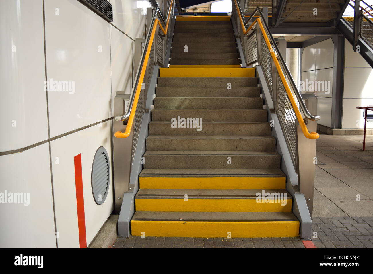 Lungo volo delle scale di colore giallo in corrispondenza di una stazione dei treni di Londra Foto Stock