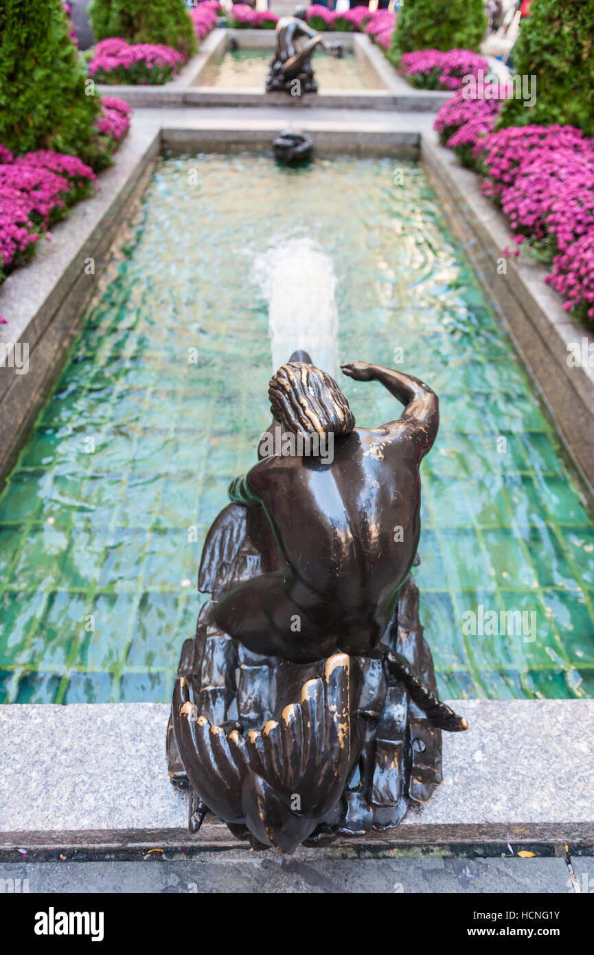 Statua di Triton seduto su un pesce, Rockefeller Center Giardini canale dettaglio in Estate, New York New York, NY. Foto Stock