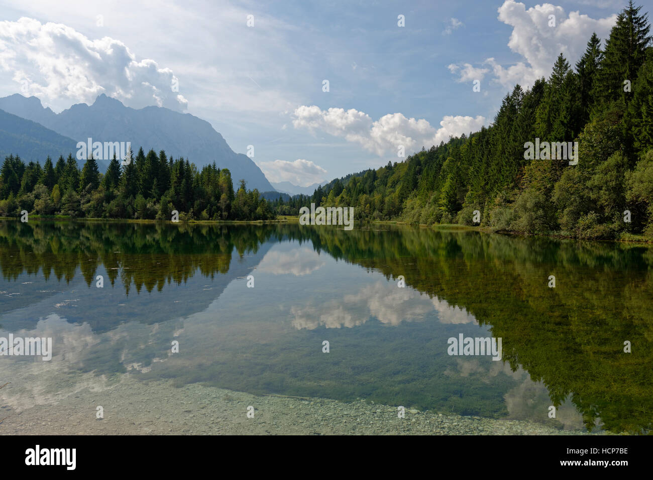 Isarstausee e Karwendel, serbatoio, Isar sentiero natura, Krün, Mittenwald, Alta Baviera, Baviera, Germania Foto Stock