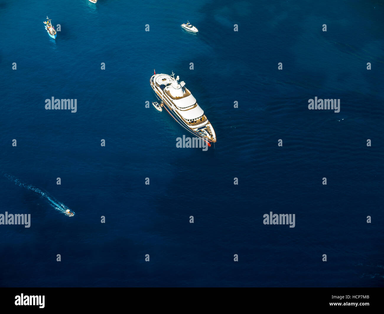 Fotografia aerea, yacht di lusso in blu oceano, vicino alla porta d'Andratx, Maiorca, isole Baleari, Spagna Foto Stock