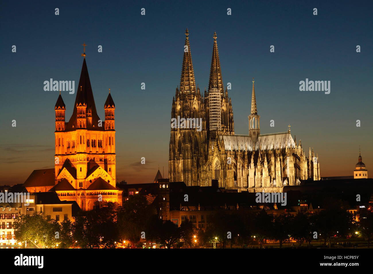 Grande chiesa di S. Martino e Cattedrale di Colonia, crepuscolo, Colonia, nella Renania settentrionale-Vestfalia, Germania Foto Stock