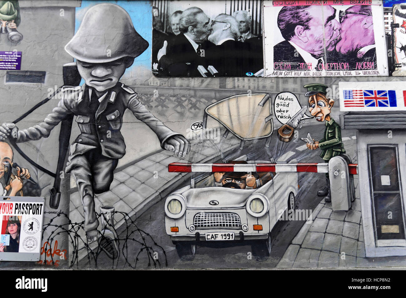 Murales, soldato saltando su recinzione di confine, la East Side Gallery di Berlino Germania Foto Stock