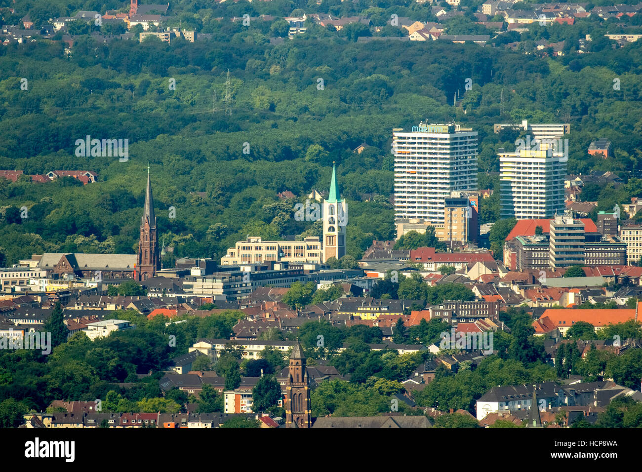 Vista aerea del Maritim Hotel, Chiesa di Sant'Agostino, Ev. Chiesa di Emmaus, Distretto di Bismarck, Gelsenkirchen, Ruhr Foto Stock