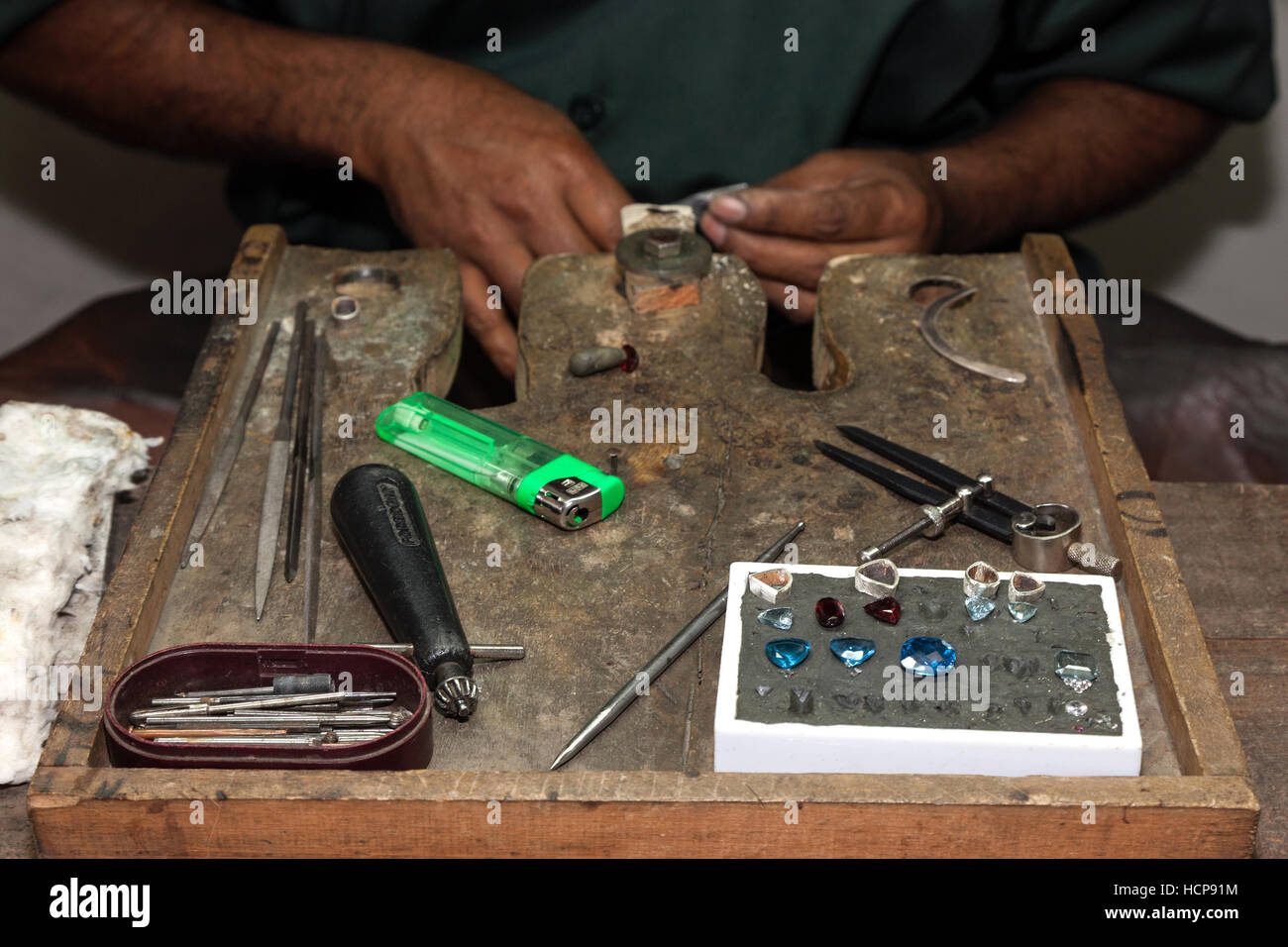 Elaborazione di gemme, workstation, Kandy, provincia centrale, Sri Lanka Foto Stock