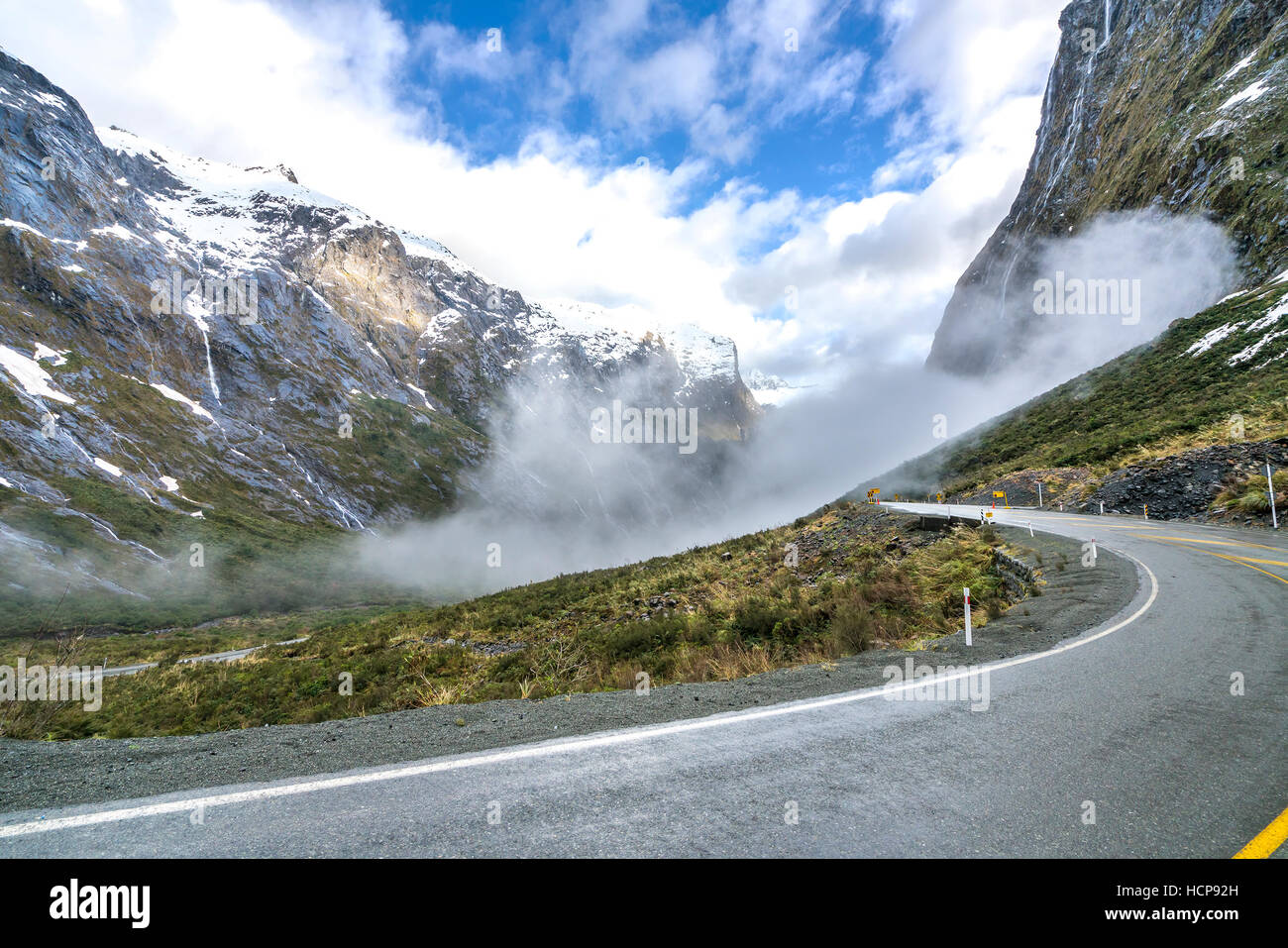 La strada da Milford Sound tra le montagne maestose Foto Stock