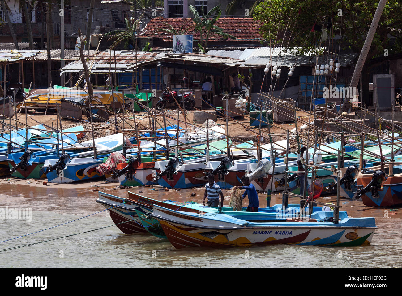 Barche da pesca in porto, Beruwela, provincia occidentale, Sri Lanka Foto Stock