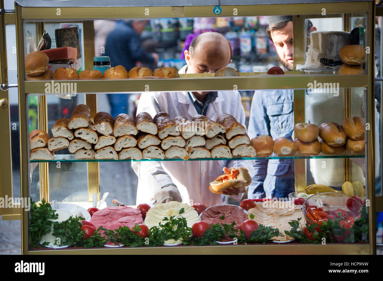 Breakfast sandwich shop nel quartiere Eminonu di Istanbul, Turchia Foto Stock