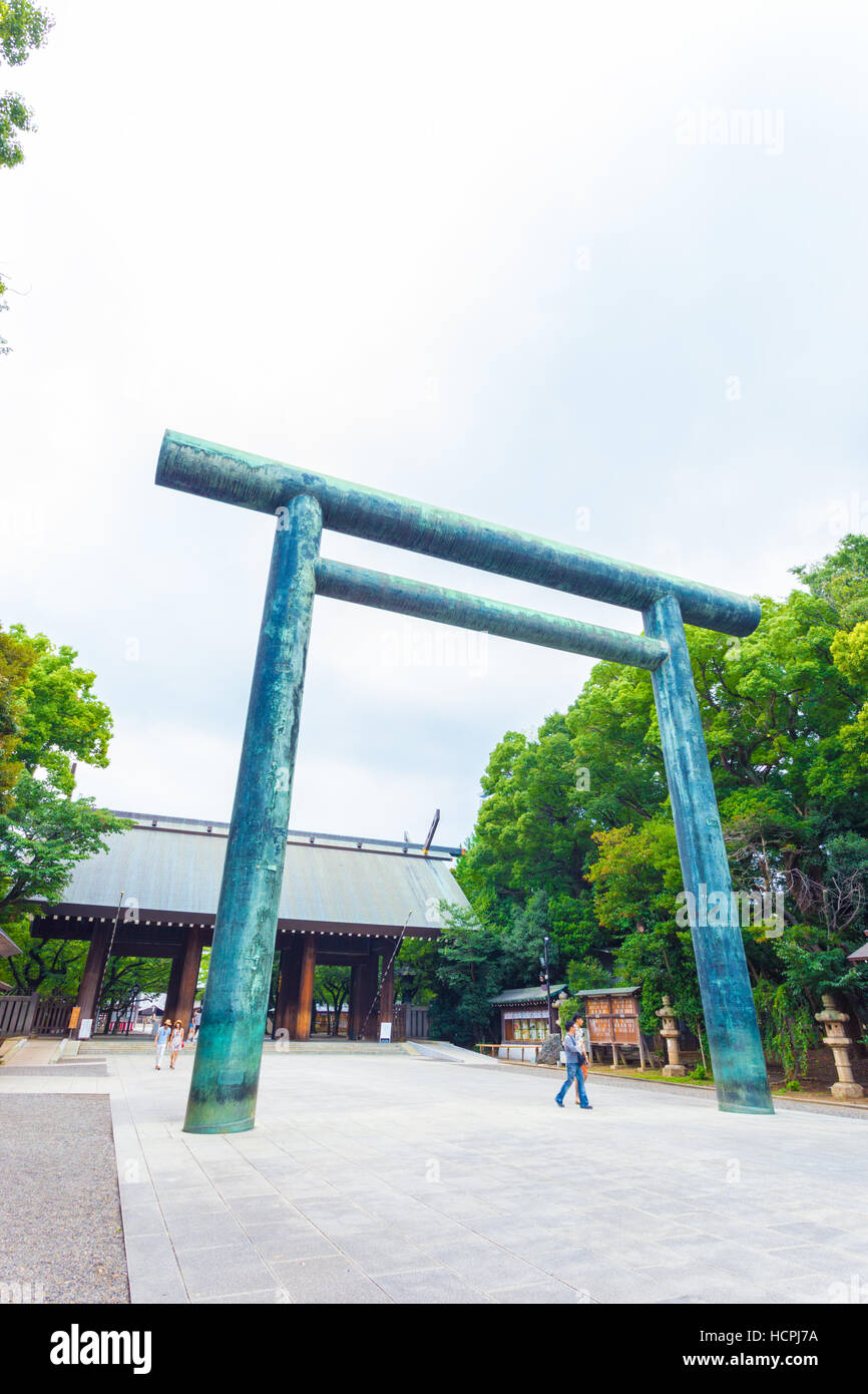 La gente a piedi attraverso Daini angolata Torii gate per shinmon doorw in legno in ingresso al controverso Yasukuni sacrario scintoista Foto Stock