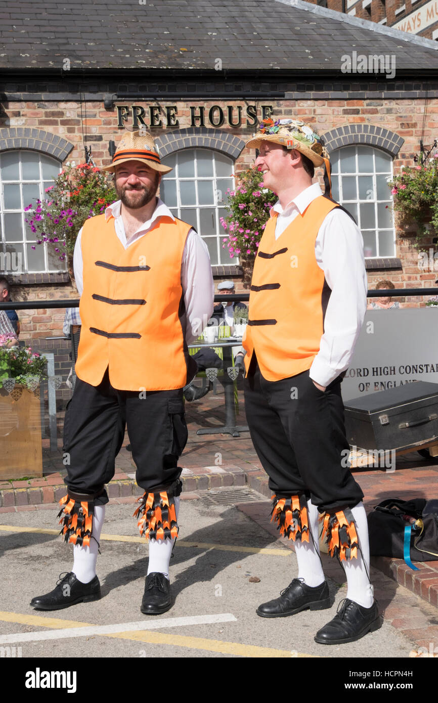 Morris dancing in Gloucester Docks,Inghilterra Foto Stock