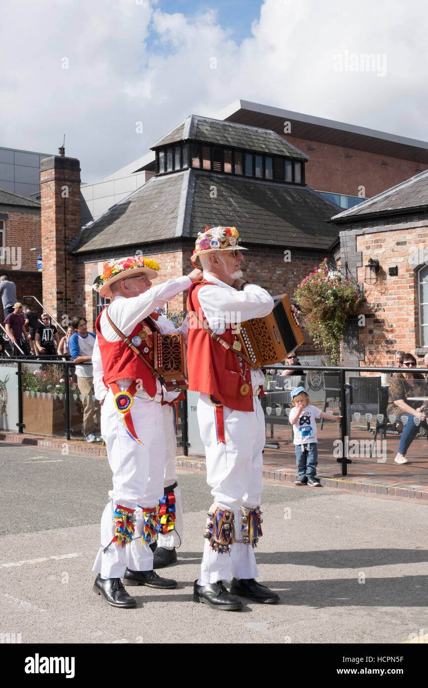 Morris dancing in Gloucester Docks,Inghilterra Foto Stock