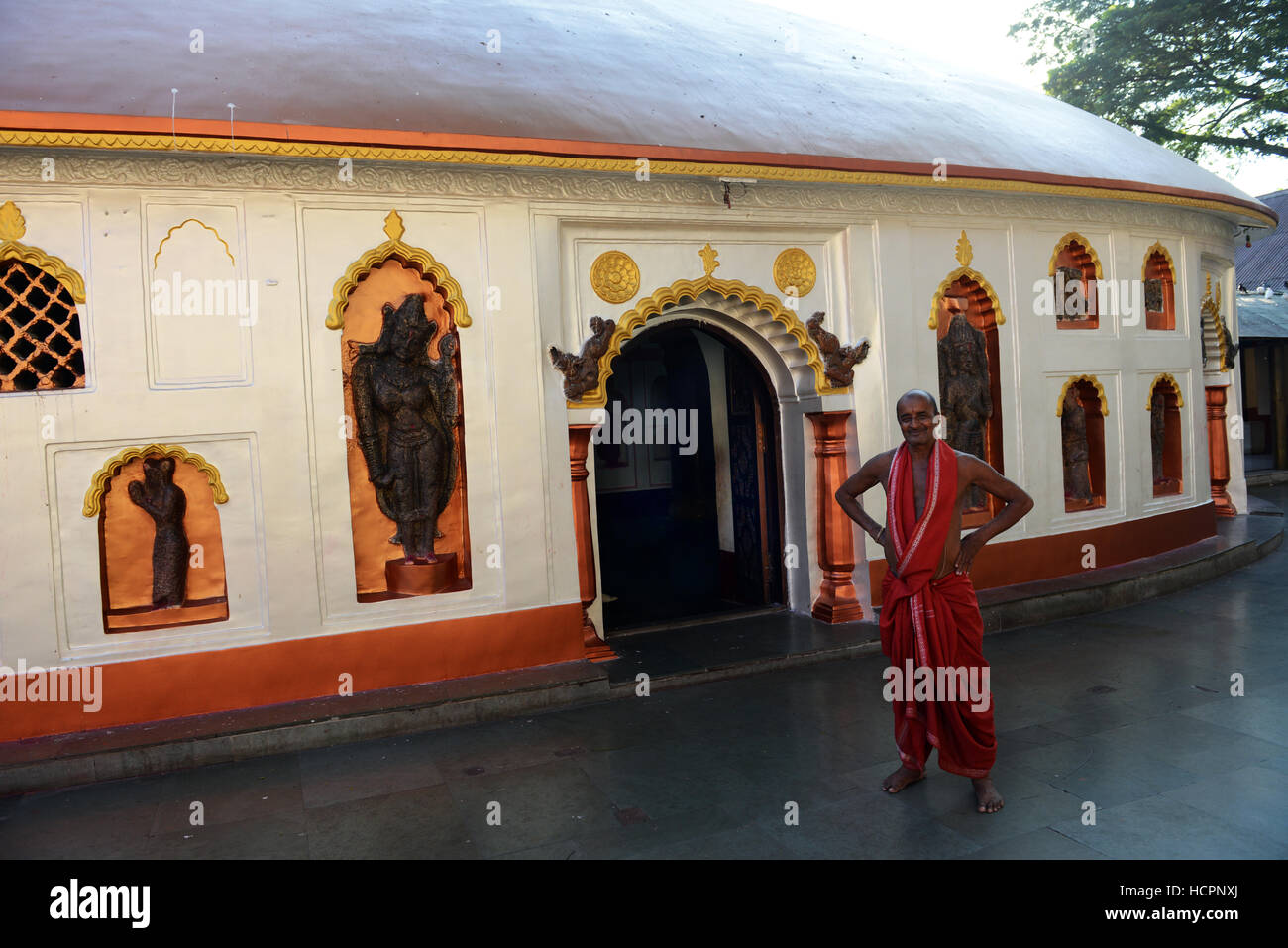 Un sacerdote Indù al di fuori del tempio principale hall nel tempio Kamakhya di Guwahati. Foto Stock