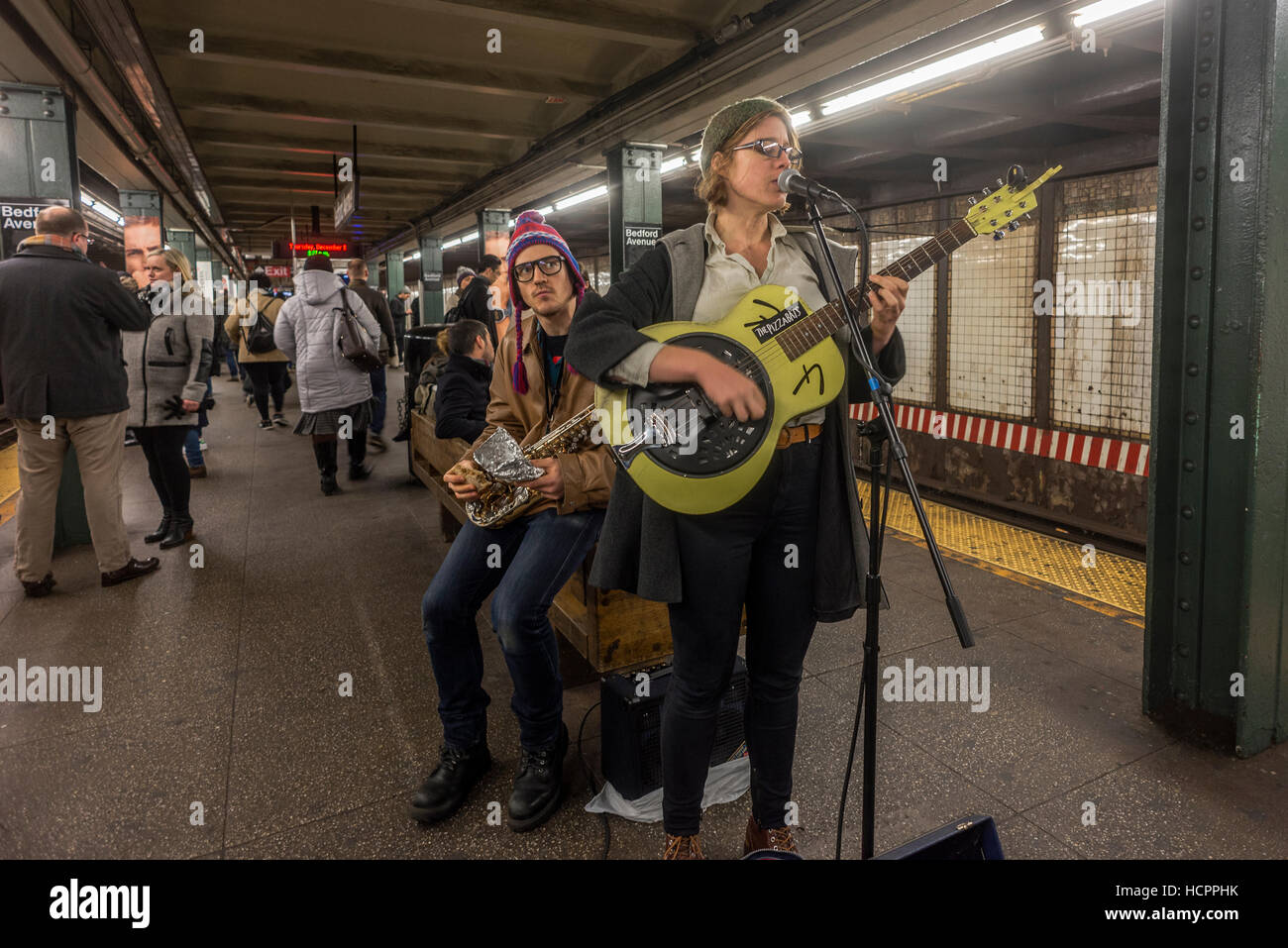 Williamsburg, New York City, Stati Uniti d'America - Buskers riproduzione di musica sul treno L Foto Stock