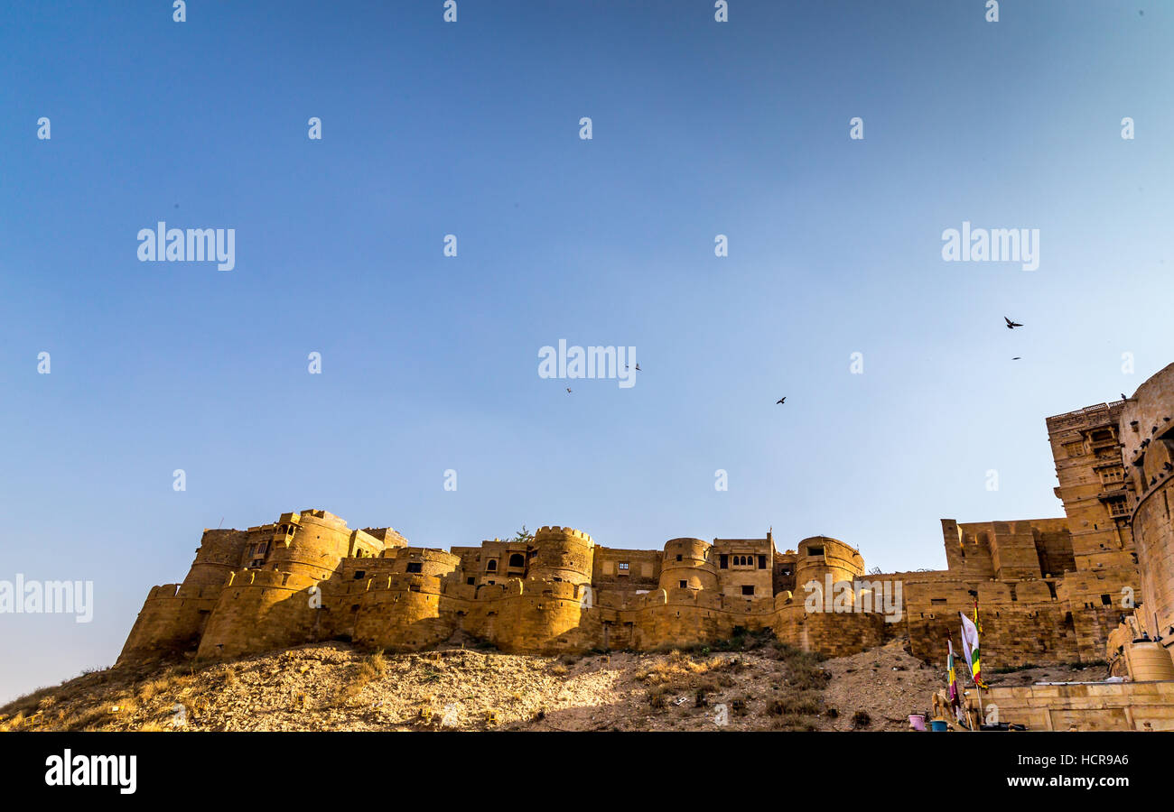 Muro di castello di Forte di Jaisalmer in Rajasthan in India - una fortezza nel deserto profondo costruito dalla dinastia Rajput Foto Stock