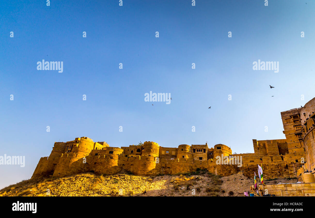 Muro di castello di Forte di Jaisalmer in Rajasthan in India - una fortezza nel deserto profondo costruito dalla dinastia Rajput Foto Stock