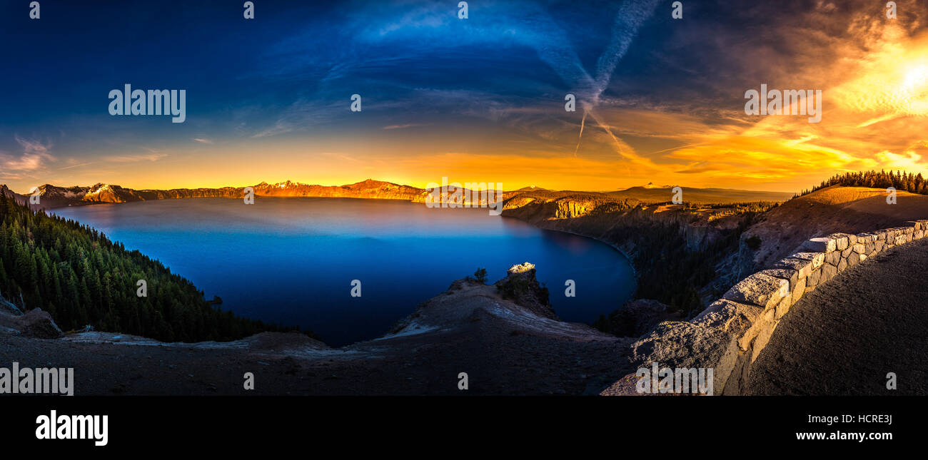 Paesaggio di Oregon Crater Lake Panorama di Sunrise Foto Stock