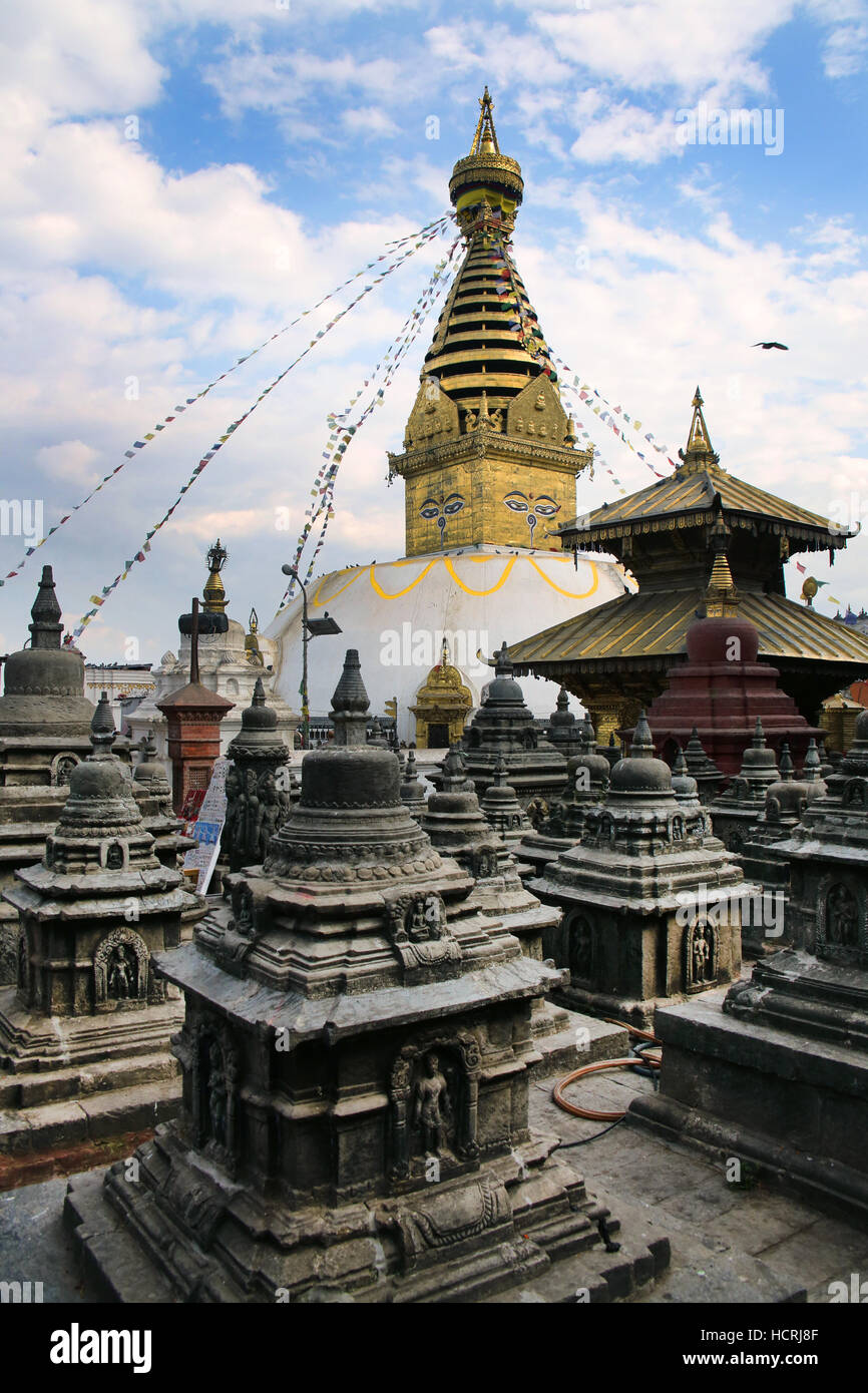 Golden stupa buddisti a Swayambhu Nath temple, Kathmandu, Nepal. Foto Stock