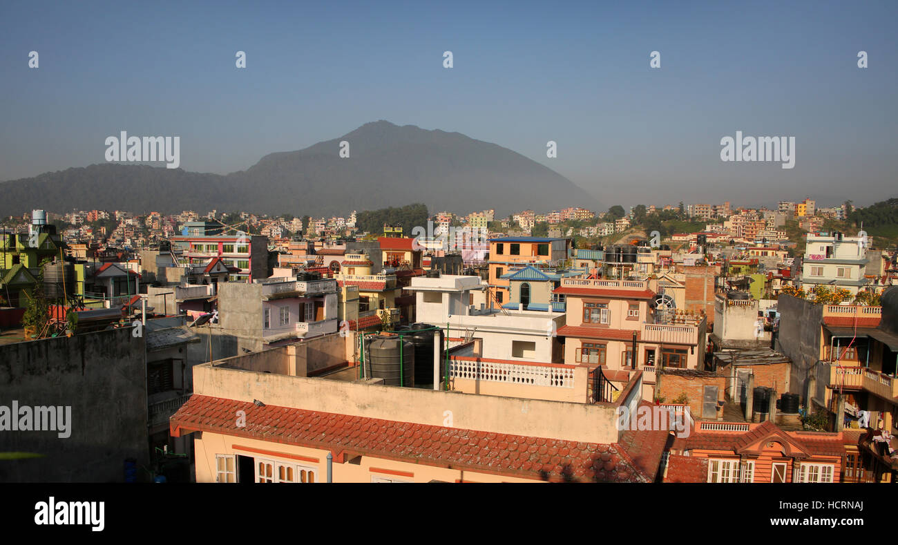 Tetti della città di Kathmandu in una giornata di sole con le montagne sullo sfondo, Nepal. Foto Stock