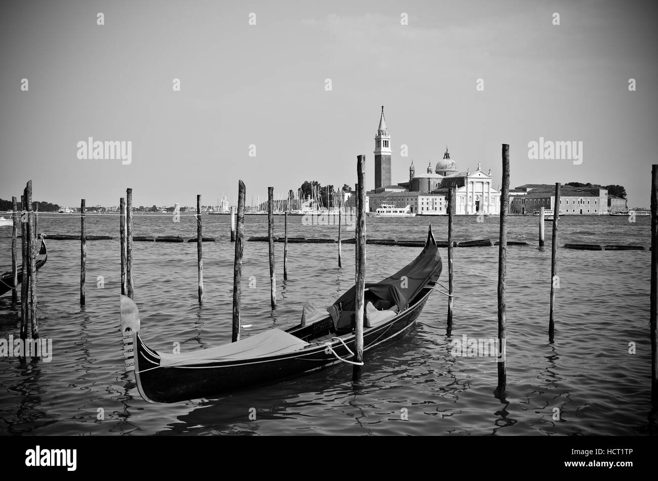 Gondola sul Canal Grande con la chiesa di San Giorgio Maggiore in background, Venezia, Italia Foto Stock