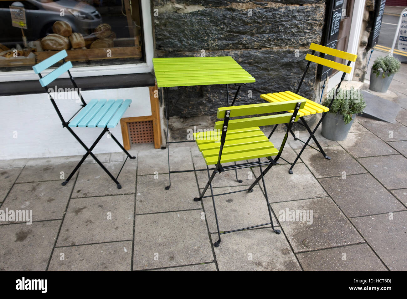 Sedie colorate e tavolo esterno Cafe Foto Stock