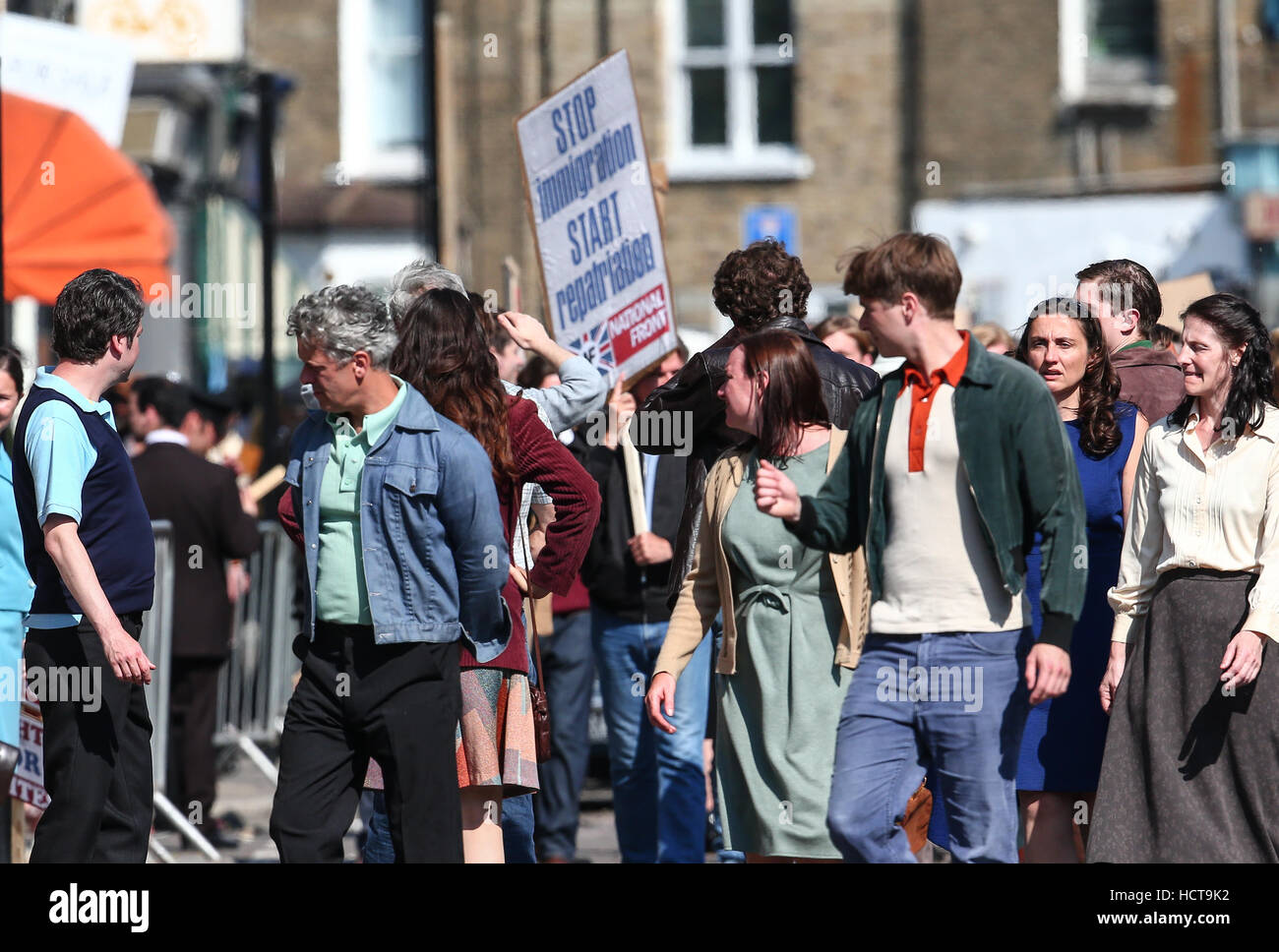 Una scena raffigurante una gara sommossa a Brixton nel 1971 per il cielo Atlantic mini-serie di Guerrilla, starring Idris Elba, filmata nel nord di Londra con: atmosfera dove: Londra, Regno Unito quando: 17 Ago 2016 Foto Stock