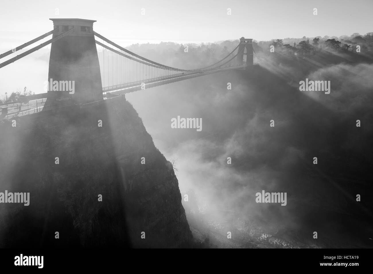 Il Clifton Suspension Bridge con la nebbia attorno ad esso in the Avon Gorge, Bristol Foto Stock