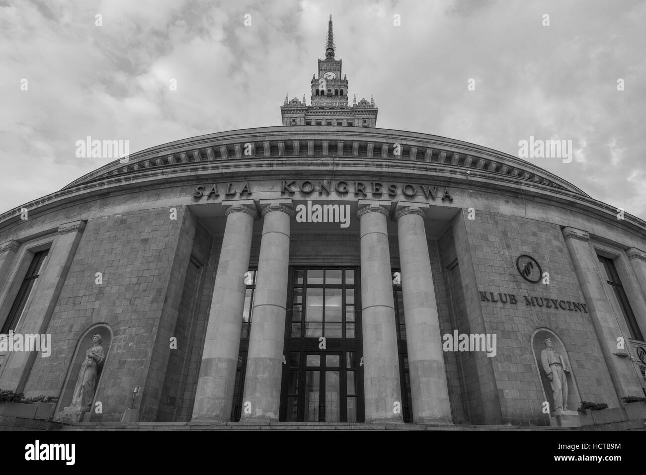 Il Palazzo della Cultura e della scienza è un edificio situato a Varsavia, è stato per molti anni il più alto edificio della città, e sono state costruite nel 1955. Un dono dall'URSS in Polonia con: il Palazzo della Cultura e della scienza dove: Varsavia, Polonia quando: 18 Ago Foto Stock