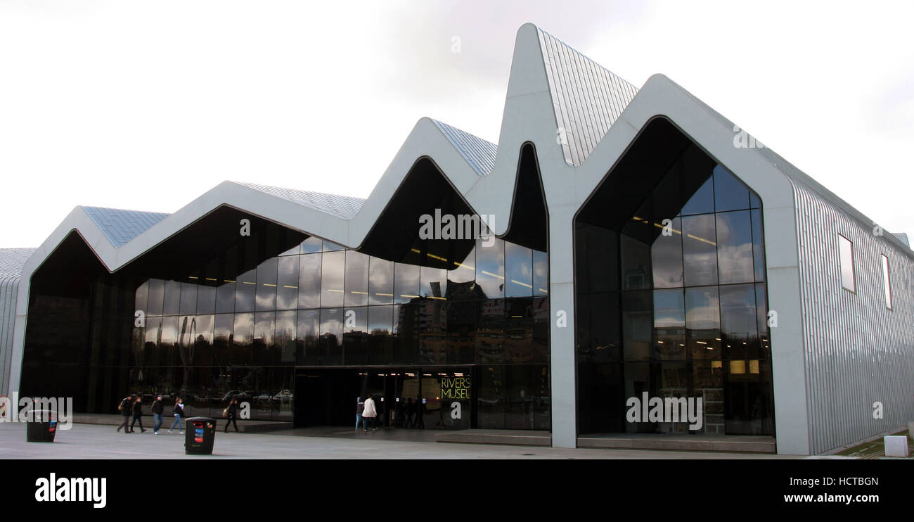 Riverside Museum sulle rive del fiume Clyde a Glasgow. È la città del nuovo museo dei trasporti di Zaha Hadid. Foto Stock