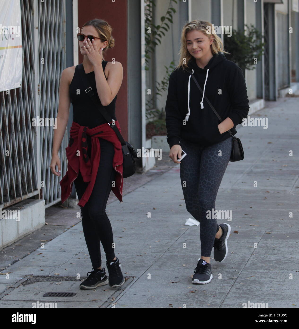 Chloë Grace Moretz arrivando alla sua classe di pilates a Beverly Hills con un amico dotato di: Chloë Grace Moretz, Chloe Grace Moretz dove: Beverly Hills, in California, negli Stati Uniti quando: 19 Ago 2016 Foto Stock