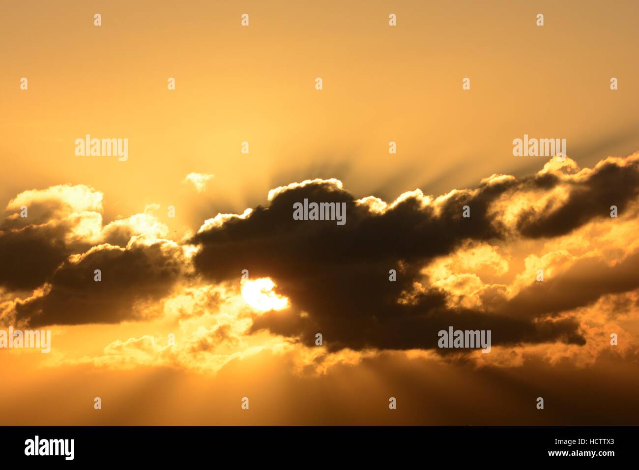 Tramonto e raggi di sole oltre il Tywi Towy Estuary Carmarthenshire Galles Foto Stock