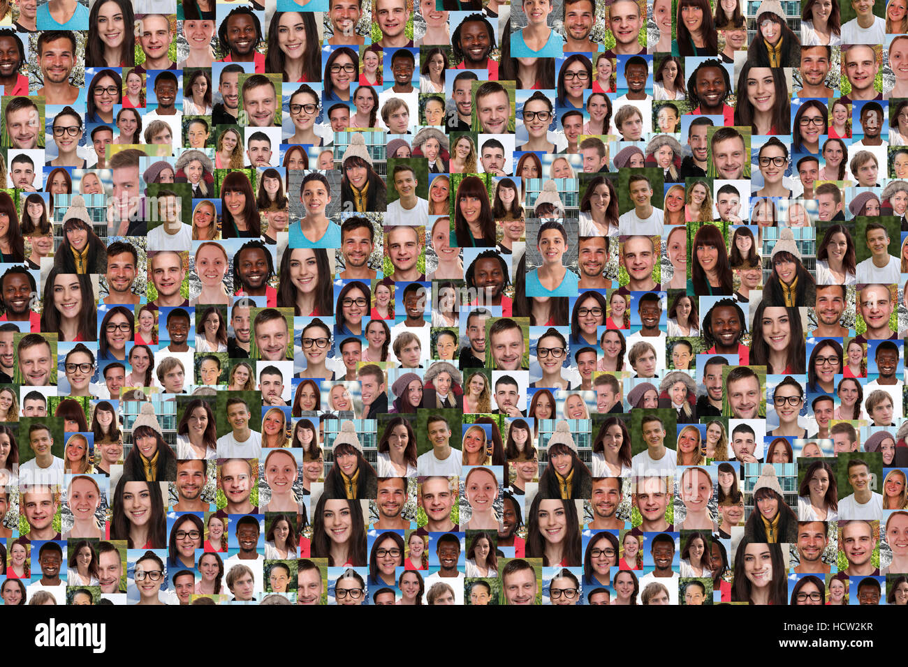 Giovani collage di sfondo grande gruppo di volti sorridenti dei social media Foto Stock