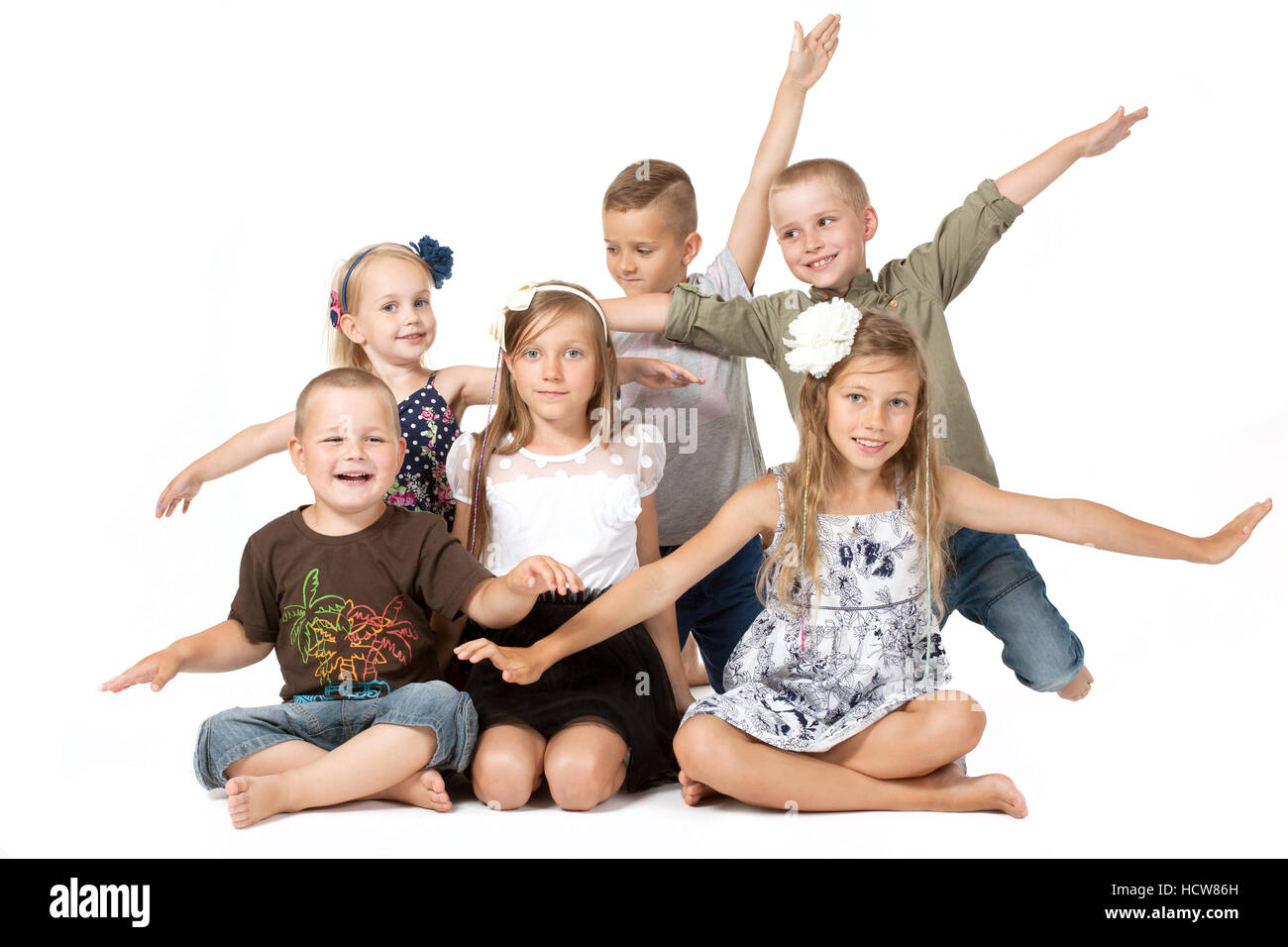Un gruppo di bambini che giocano - divertimento, team building con gioia, Foto Stock