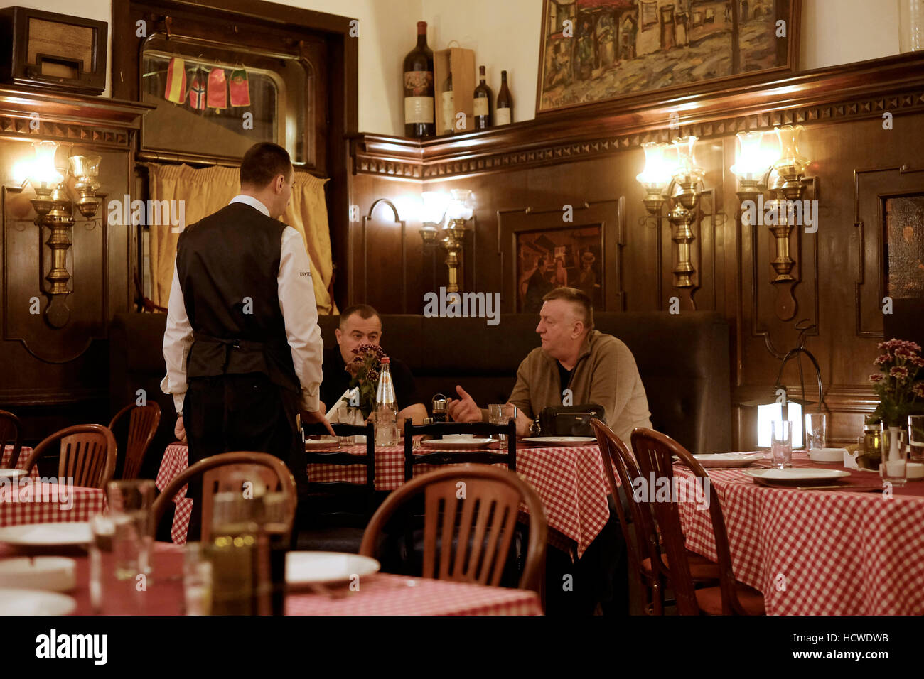 I serbi di mangiare in Dva Jelena o due cervi ristorante che serve tradizionali cibi serbo situato in Skadarlija Street nel cuore di Stari Grad. Il centro storico della città di Belgrado capitale della Repubblica di Serbia Foto Stock