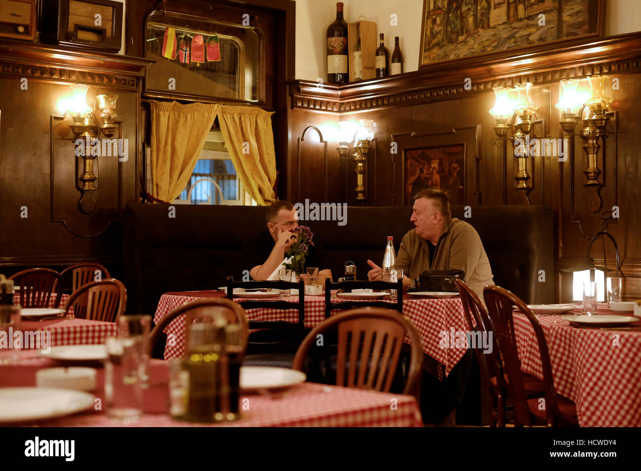 I serbi di mangiare in Dva Jelena o due cervi ristorante che serve tradizionali cibi serbo situato in Skadarlija Street nel cuore di Stari Grad. Il centro storico della città di Belgrado capitale della Repubblica di Serbia Foto Stock