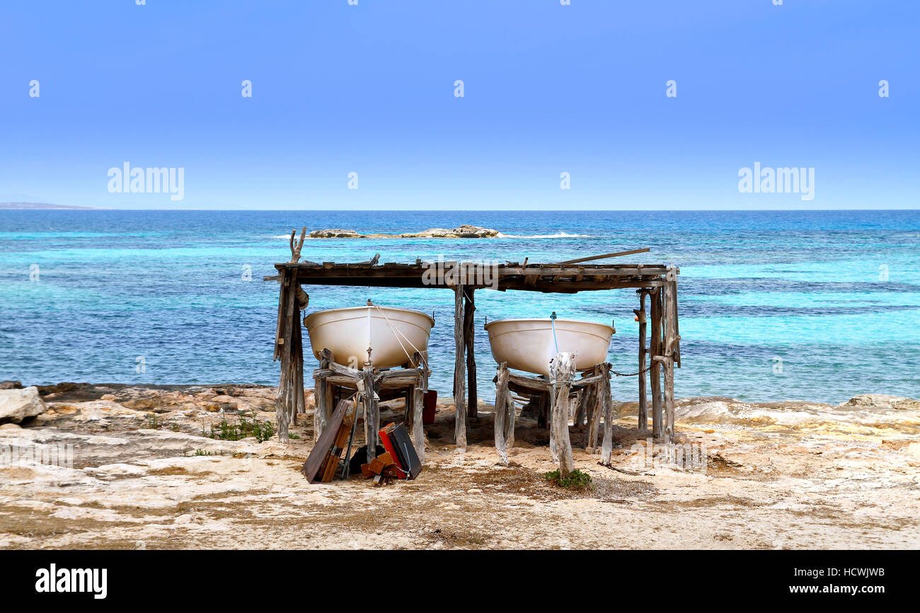 Due barche spiaggiata nell isola di Formentera, Spagna Foto Stock
