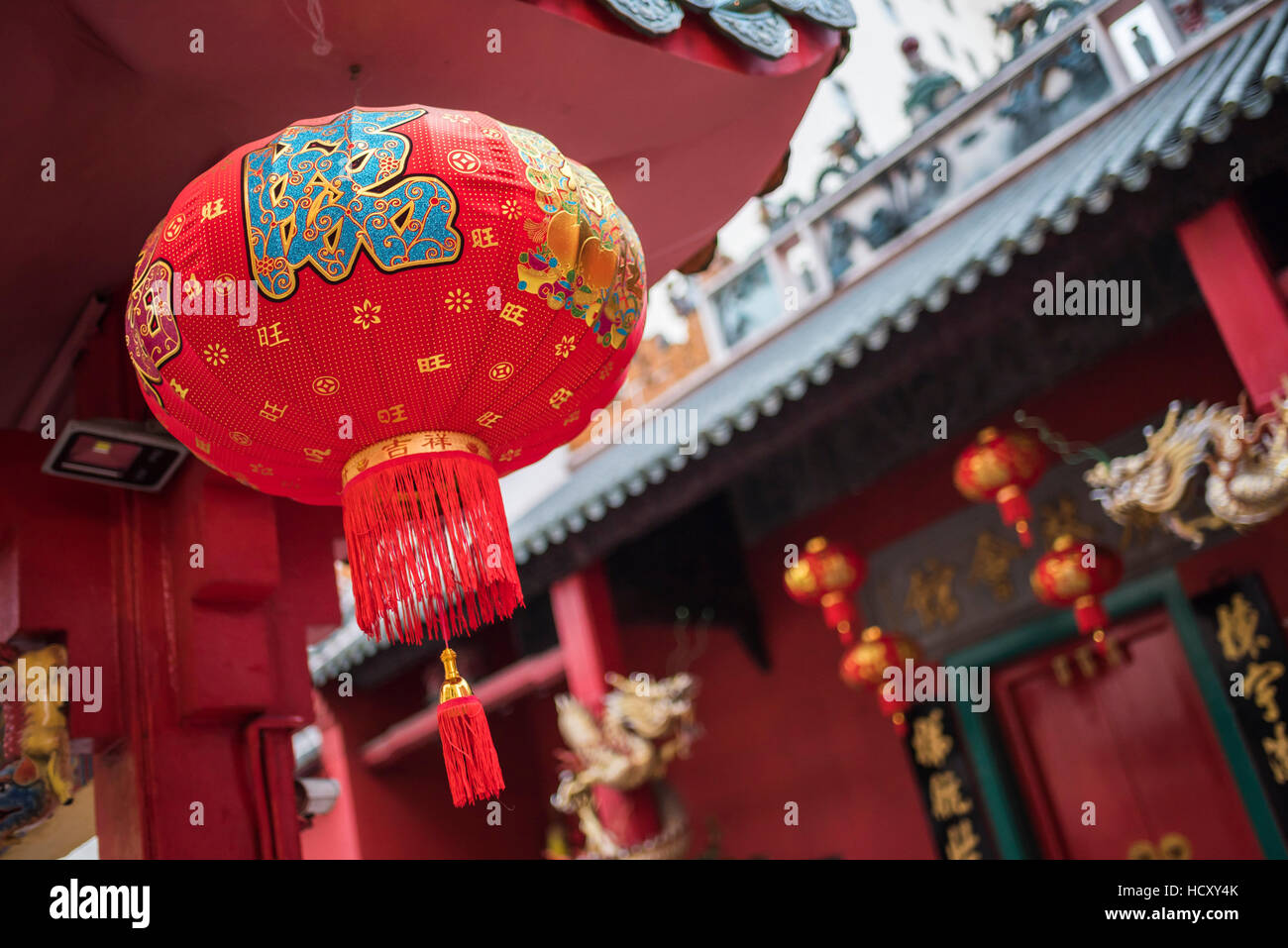 Le lanterne cinesi a un tempio nella Chinatown di notte, Kuala Lumpur, Malesia Foto Stock