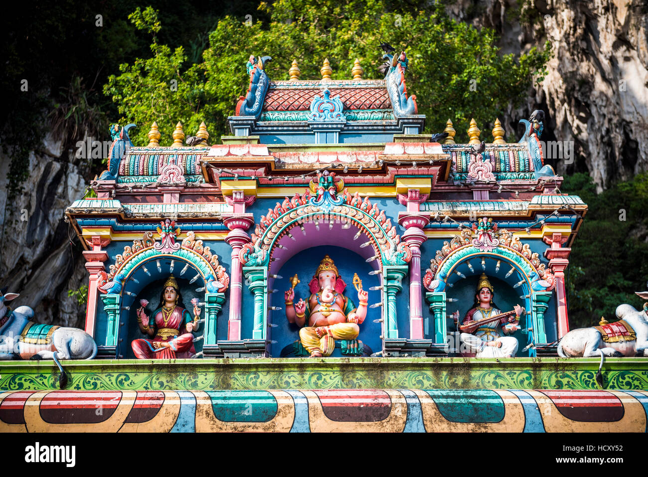 Colorate statue indù, Grotte Batu, Kuala Lumpur, Malesia Foto Stock