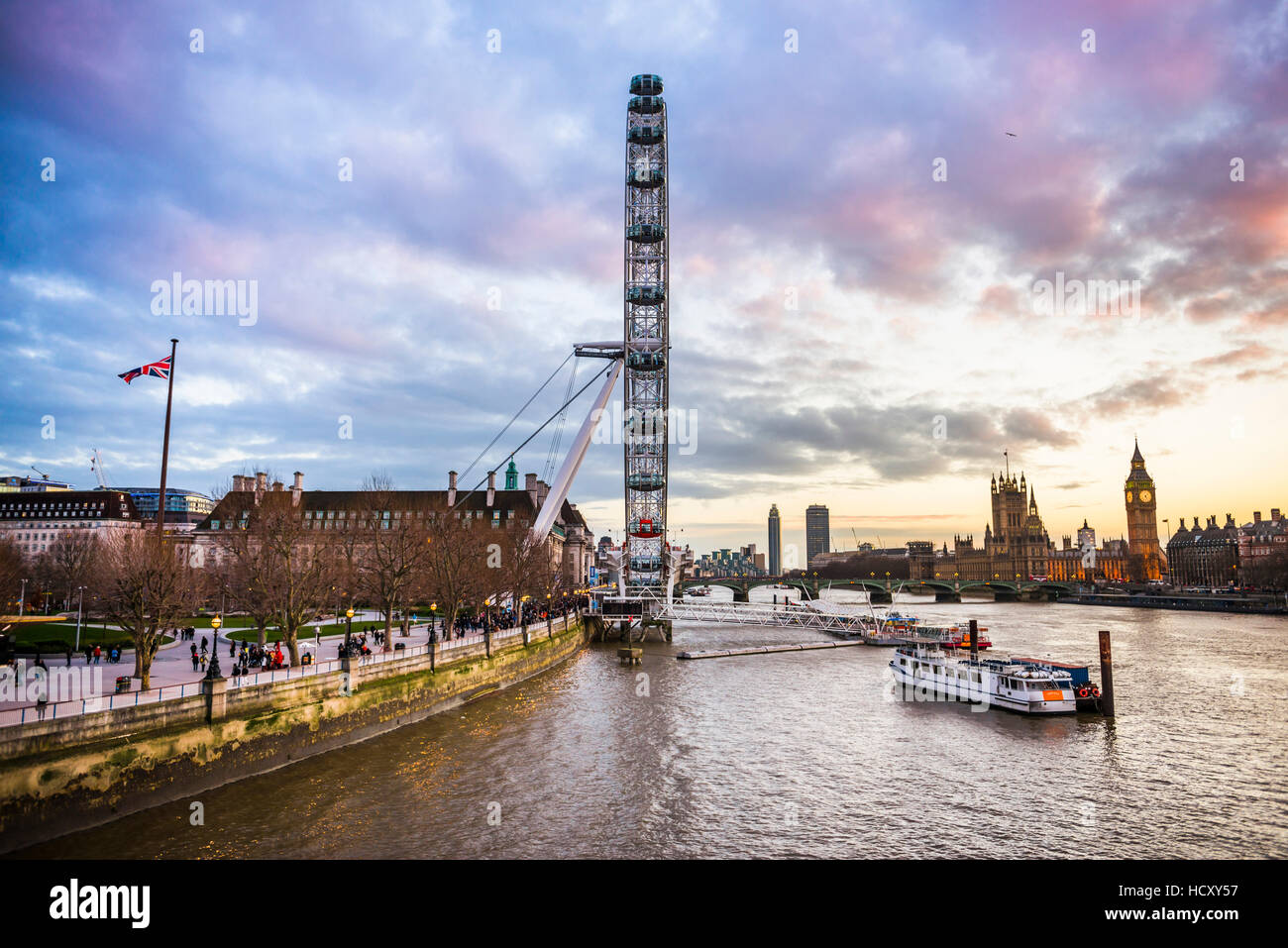London Eye (Millennium Wheel) e il fiume Tamigi al tramonto, London Borough di Lambeth, REGNO UNITO Foto Stock