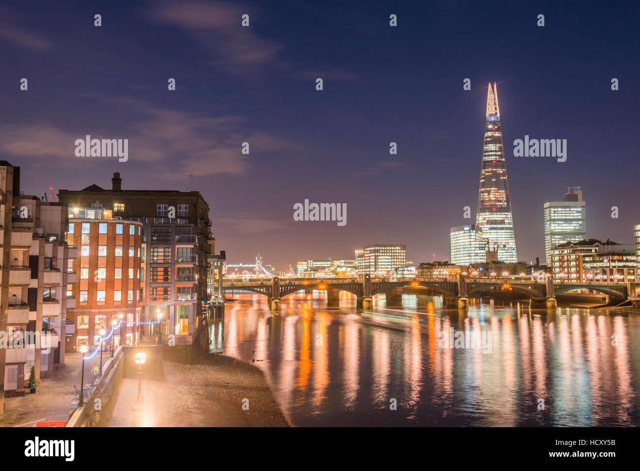 La Shard e il fiume Tamigi di notte, London Borough di Southwark, Londra, Regno Unito Foto Stock