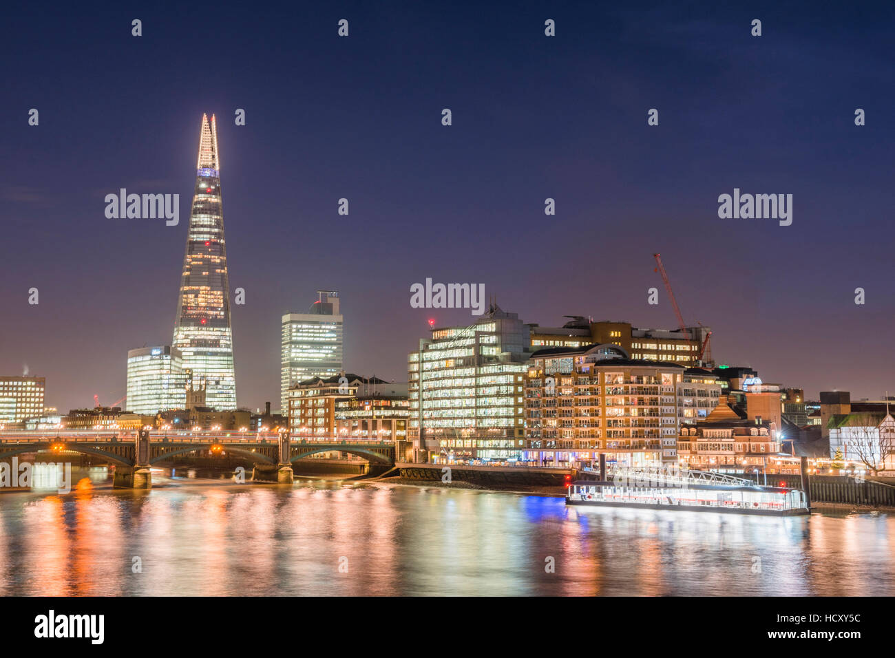 La Shard e il fiume Tamigi di notte, London Borough di Southwark, Londra, Regno Unito Foto Stock