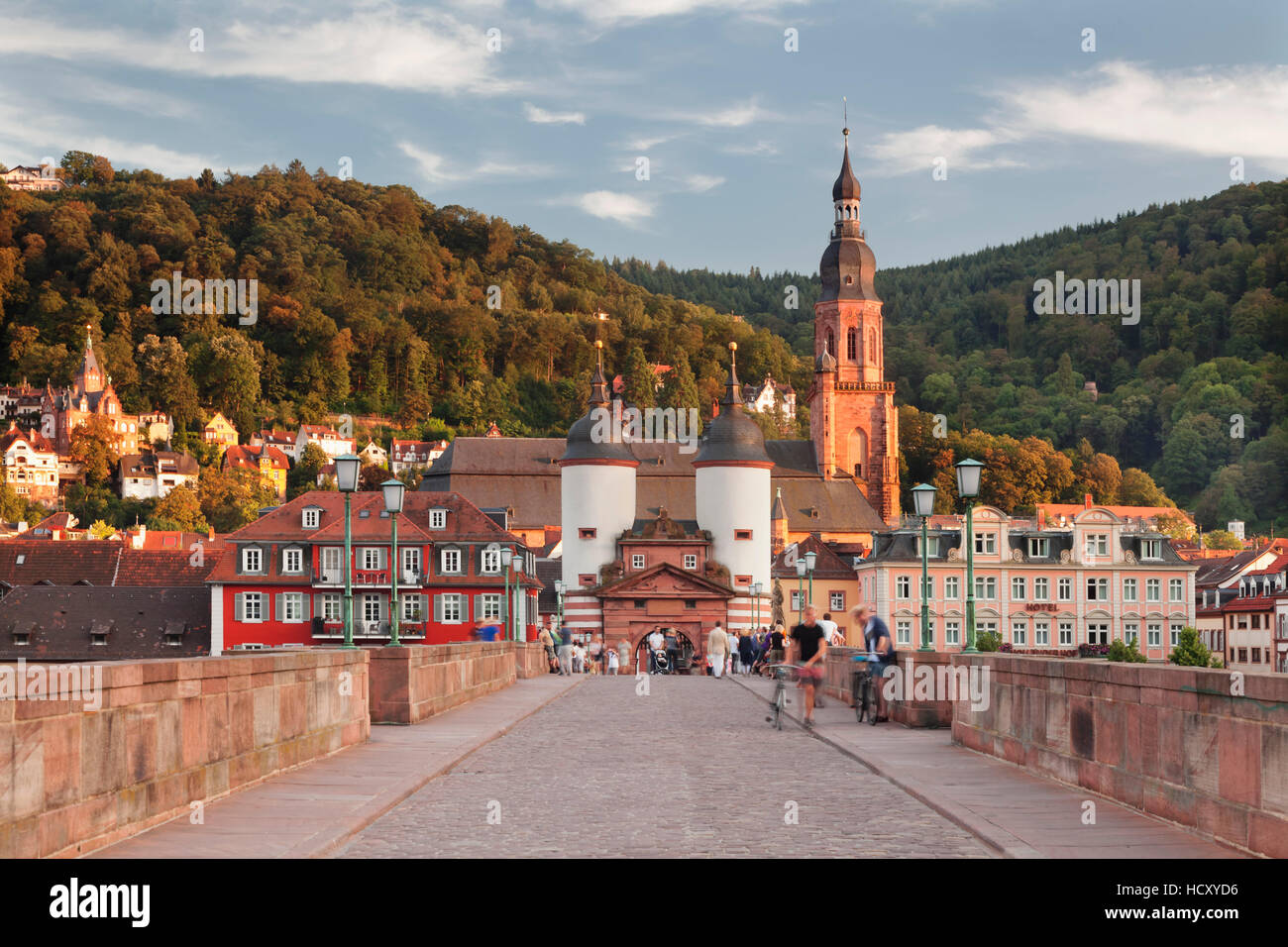 Città vecchia con Karl-Theodor-Bridge (Ponte Vecchio), Gate e Heilig Geist Chiesa, Heidelberg, Baden-Württemberg, Germania Foto Stock