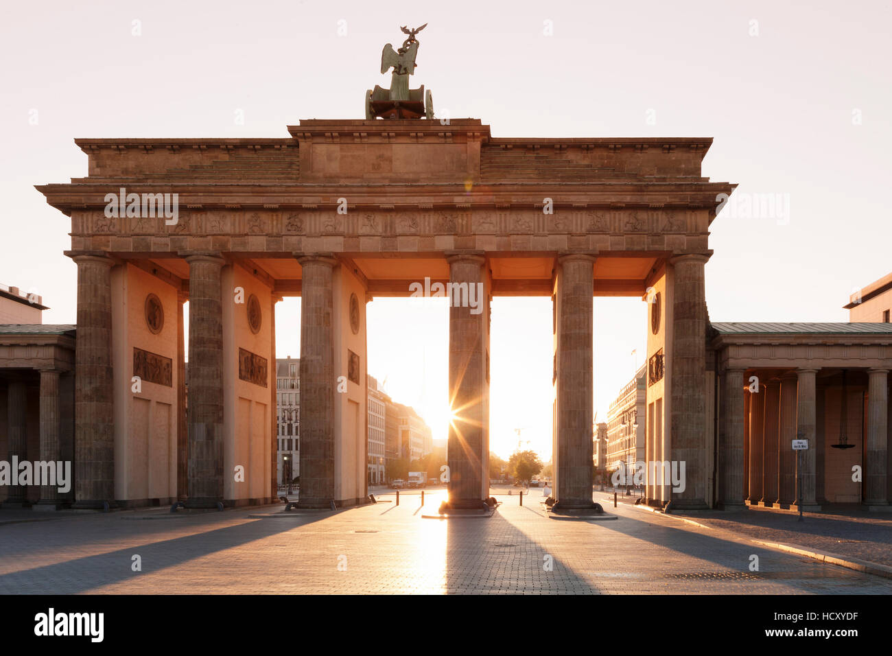 La Porta di Brandeburgo (Brandenburger Tor) all'alba, Platz des 18 Marz, Berlin Mitte, Berlin, Germania Foto Stock